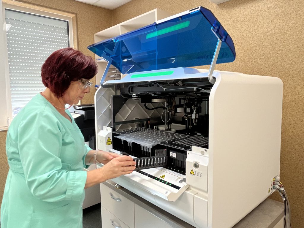 Доц. Атанасова: Новият вариант на COVID-19 протича леко, но се чака и грип 2 laboratoriya po virusologiya