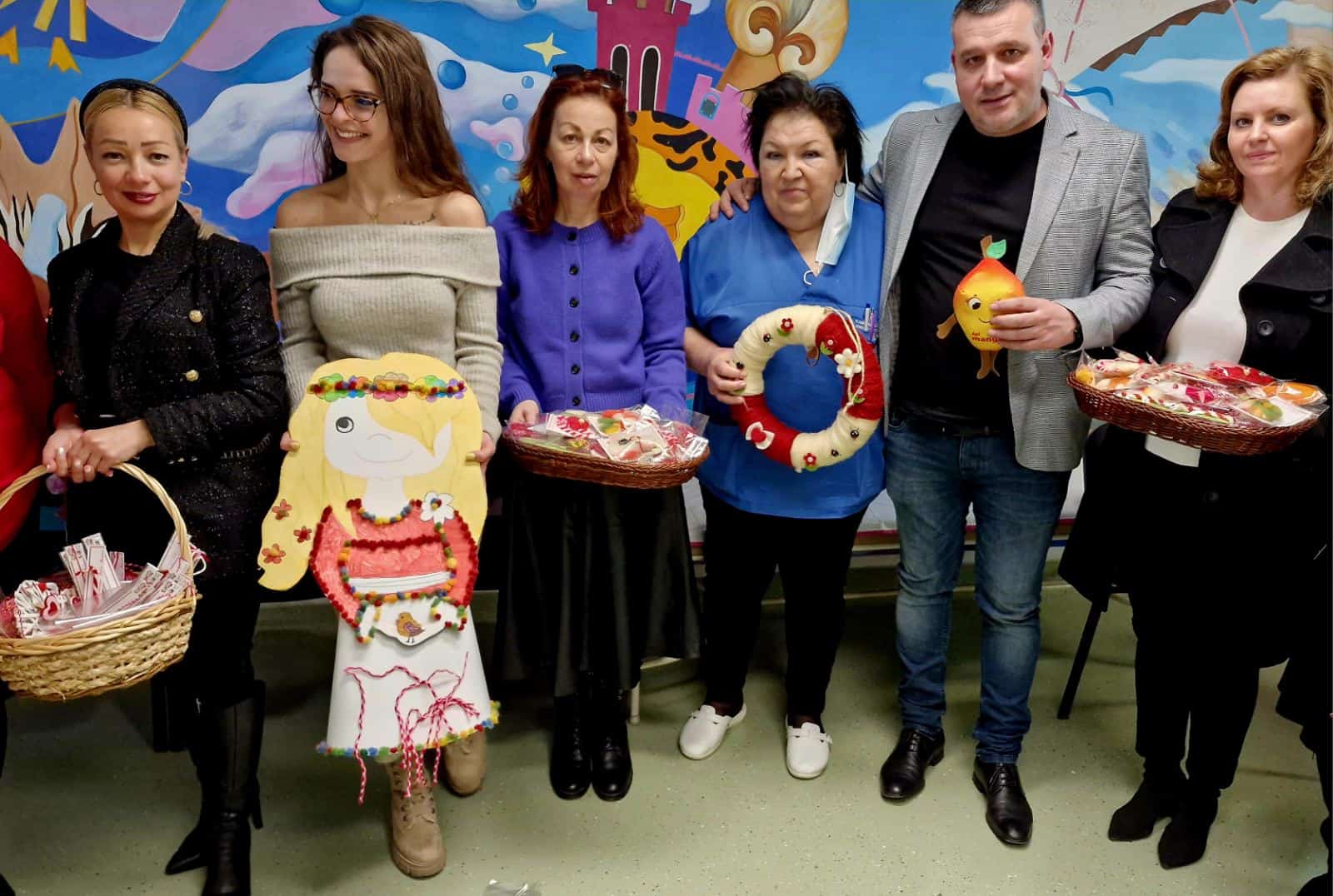 Деца, ученици и студенти дариха ръчно изработени мартенички в УМБАЛ „Свети Георги“ 3 2